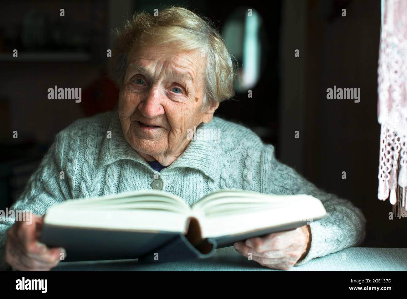 Porträt einer alten Dame, die ein Buch liest. Stockfoto