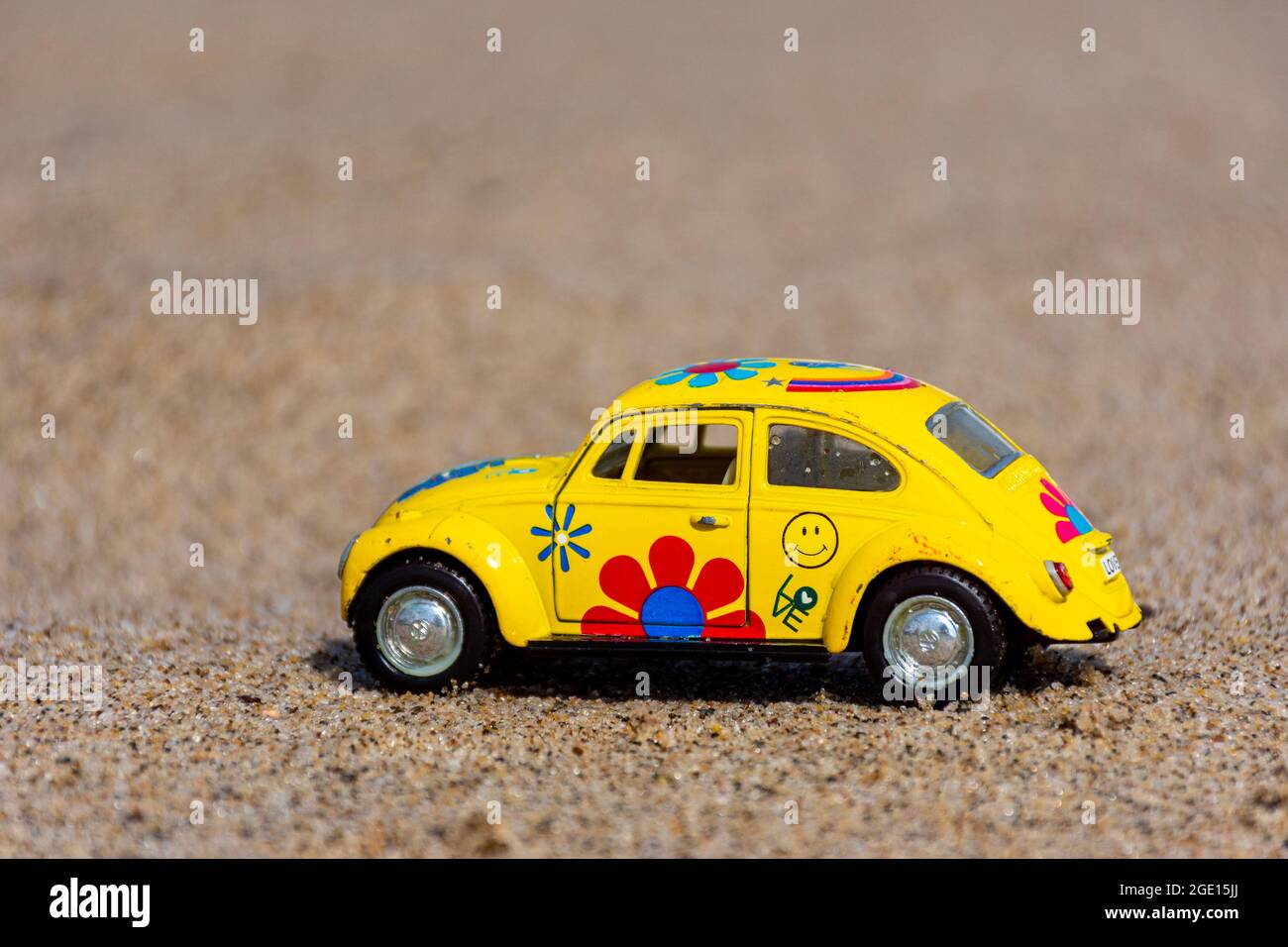 Gelber Volkswagen Käfer aus Metall am Strand, Skikda, Algerien. Stockfoto