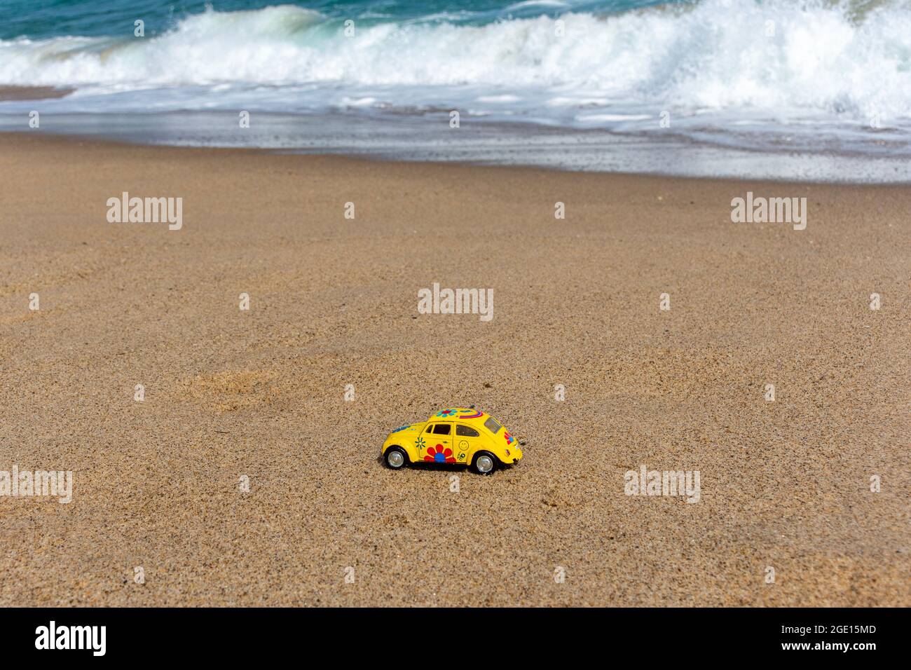 Draufsicht auf gelben Volkswagen Käfer aus Metall am Strand, Skikda, Algerien. Stockfoto