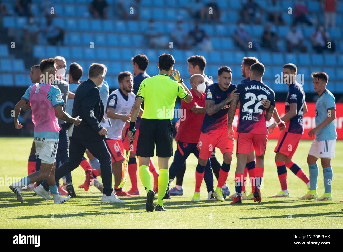 Hugo Mallo Von Celta De Vigo Mit Mario Hermoso Von Atletico De Madrid Wahrend Des Matches Von La Liga Santander Zwischen Celta De Vigo Und Atletico De Madrid Im Stadion Abanca Balaidos In