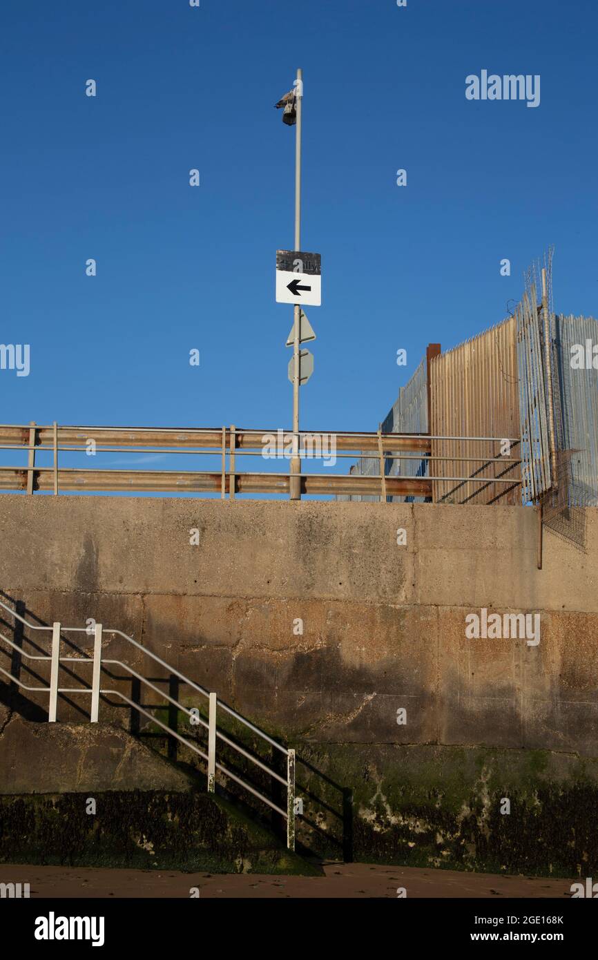 Der Umzäunungszaun des Hafens von Ramsgate - einer der Kanalhäfen - Ramsgate, Kent England, Großbritannien Stockfoto