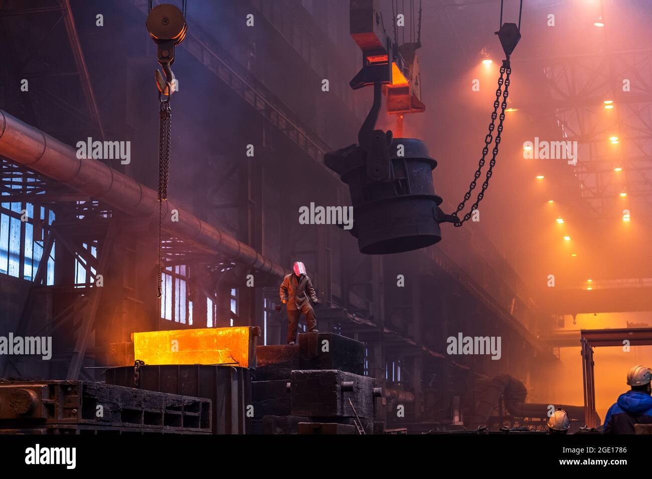 Große Schöpfkelle auf dem Kran vor dem Schmelzen in der Gießerei