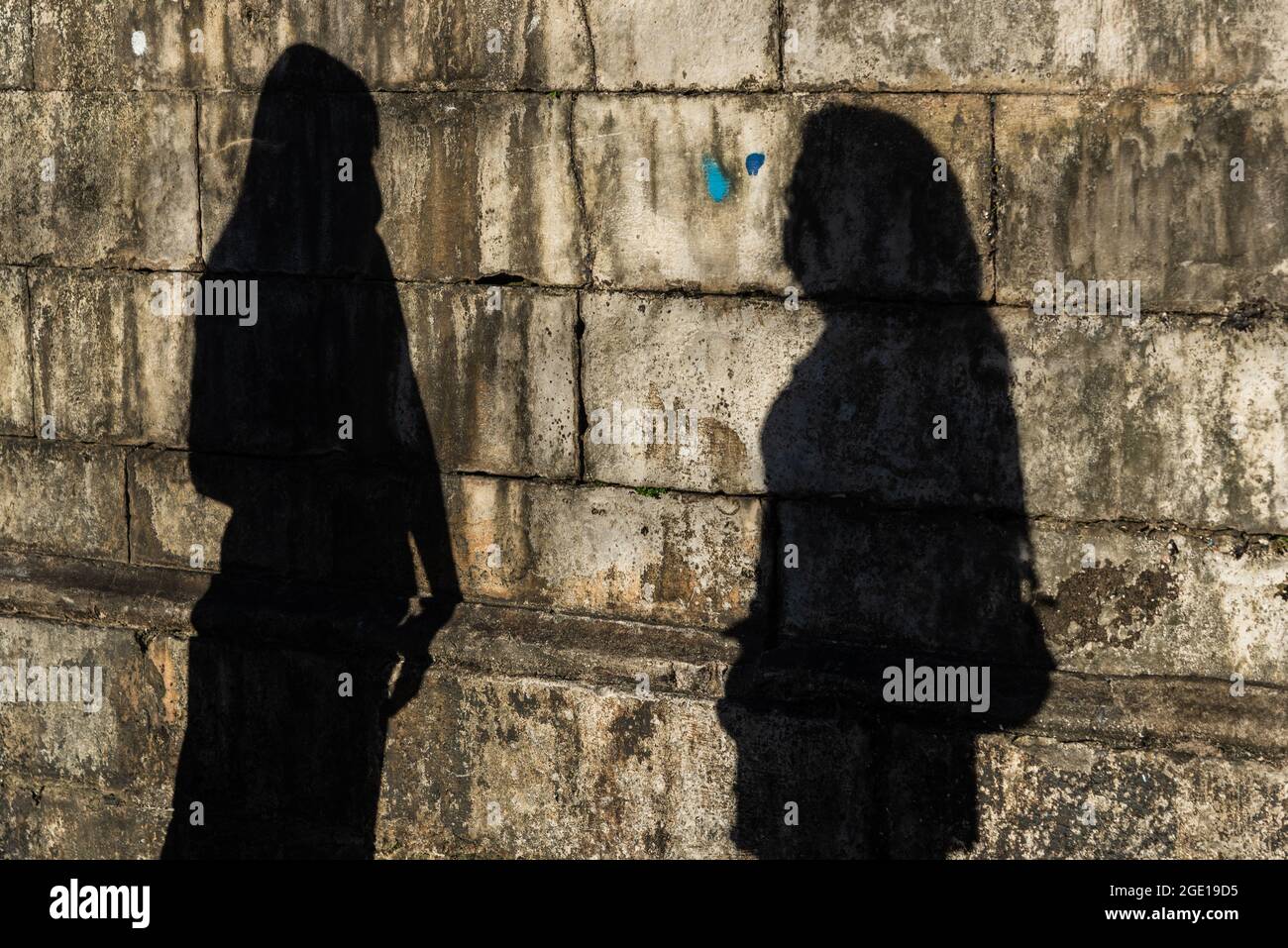 Zwei Personen Schatten an der Wand eines historischen Gebäudes in Pelourinhour. Salvador, Bahia, Brasilien. Stockfoto