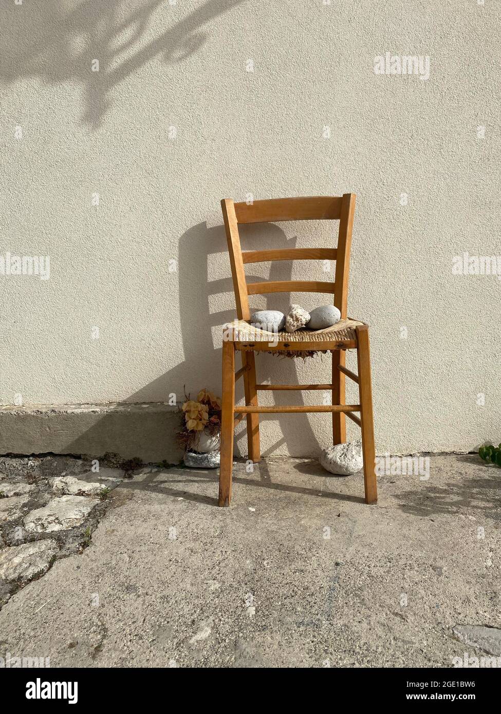 Romantische Aussicht mit einem Stuhl in einem Dorf in Süditalien an einem Sommertag Stockfoto