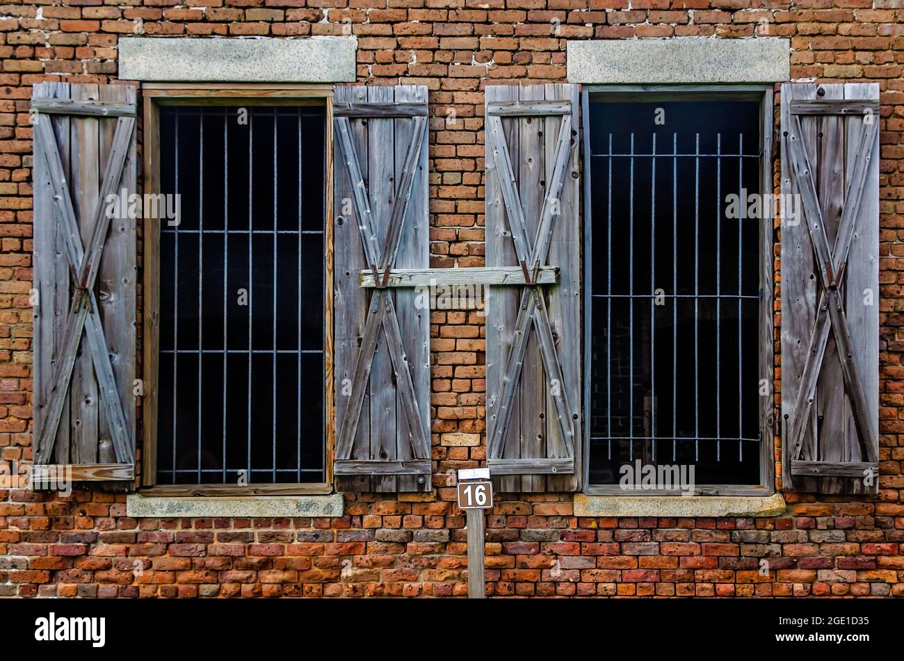 Die Fenster der Schmiede sind in Fort Gaines mit Blick auf die nordwestliche Bastion am 12. August 2021 in Dauphin Island, Alabama, abgebildet. Stockfoto