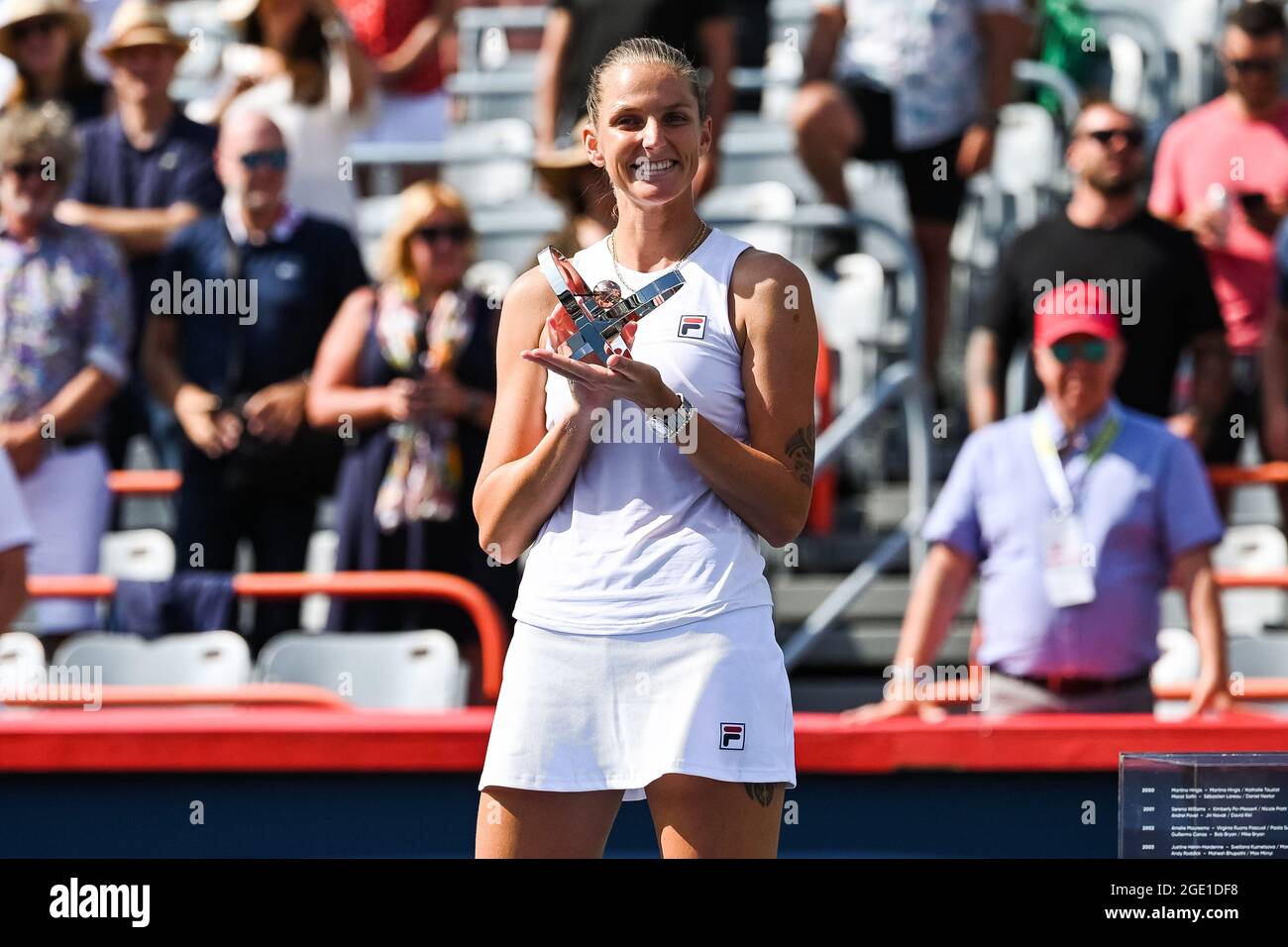 15. August 2021: Karolina Pliskova (CZE) hält nach dem Finalspiel der WTA National Bank Open im IGA Stadium in Montreal, Quebec, die erste Nächstplatzierte-Trophäe. David Kirouac/CSM Stockfoto