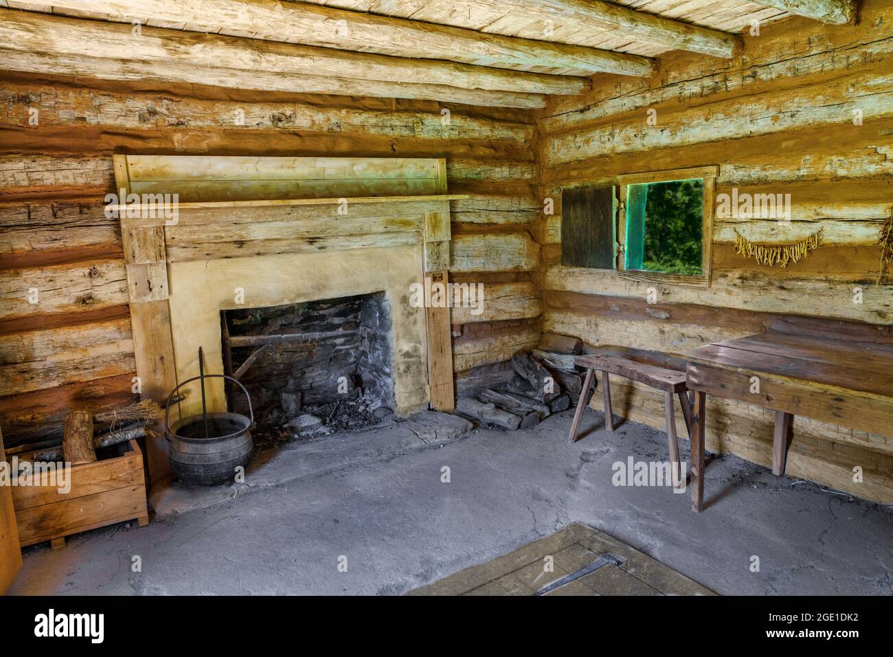 Innenraum der Küchenhütte, in der Booker T. Washington als Sklave am Booker T. Washington National Monument in Hardy, Virginia, lebte. Stockfoto