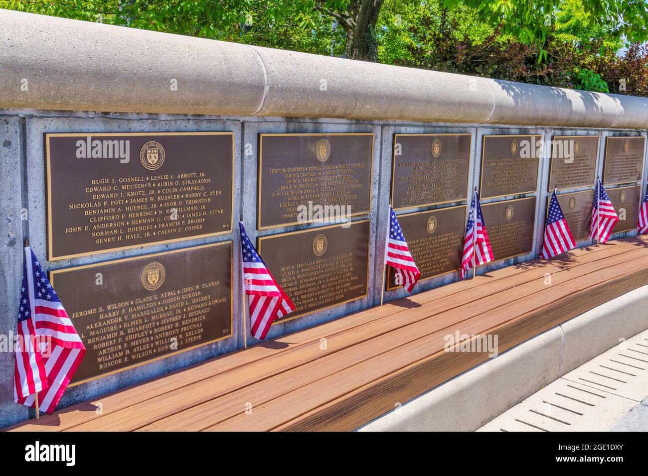 Die Gedenkmauer, an der die gefallenen amerikanischen Soldaten auf der Elmon T. Gray Plaza im National D-Day Memorial in Bedford, Virginia, aufgeführt sind. Stockfoto