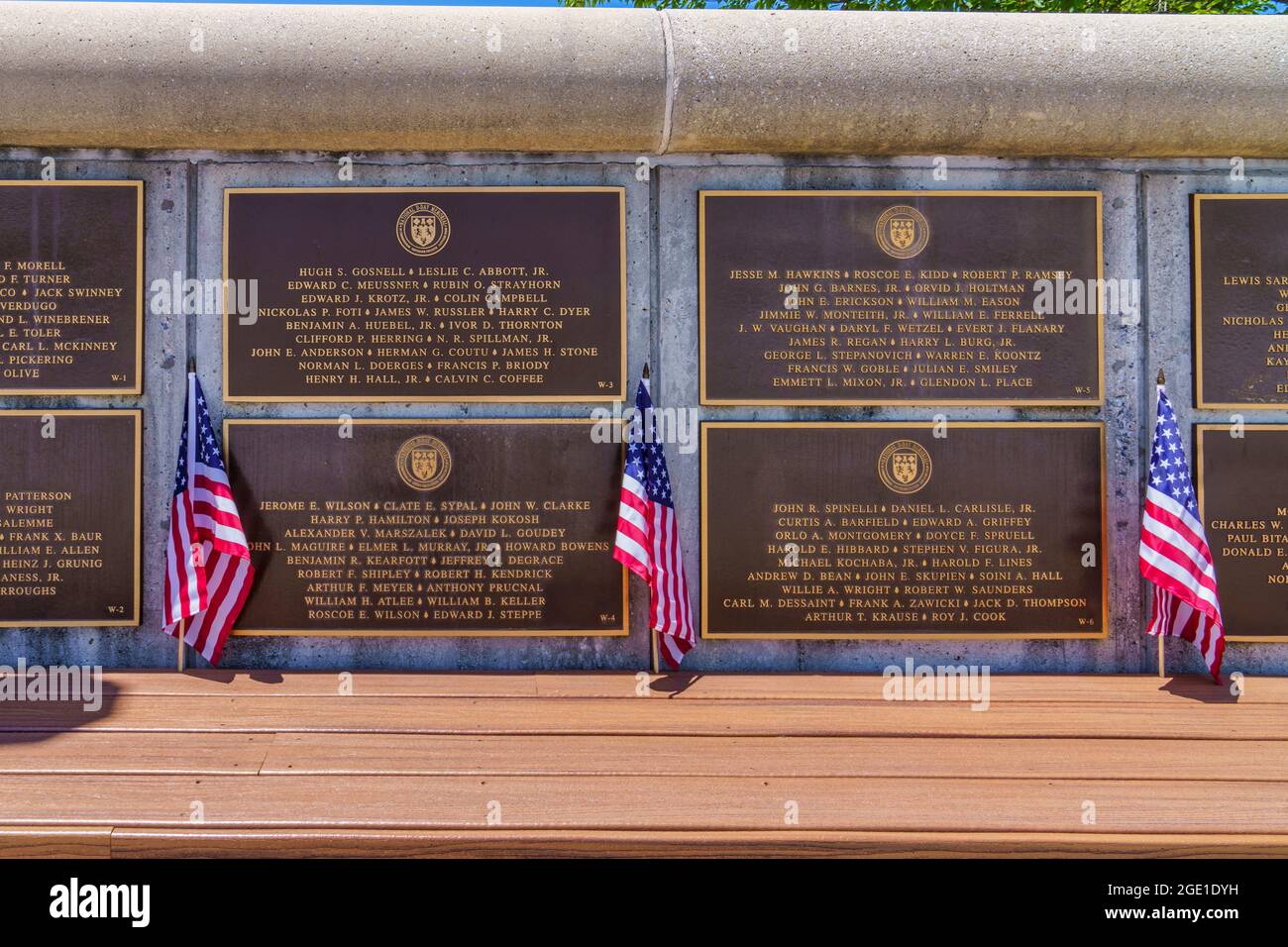 Die Gedenkmauer, an der die gefallenen amerikanischen Soldaten auf der Elmon T. Gray Plaza im National D-Day Memorial in Bedford, Virginia, aufgeführt sind. Stockfoto
