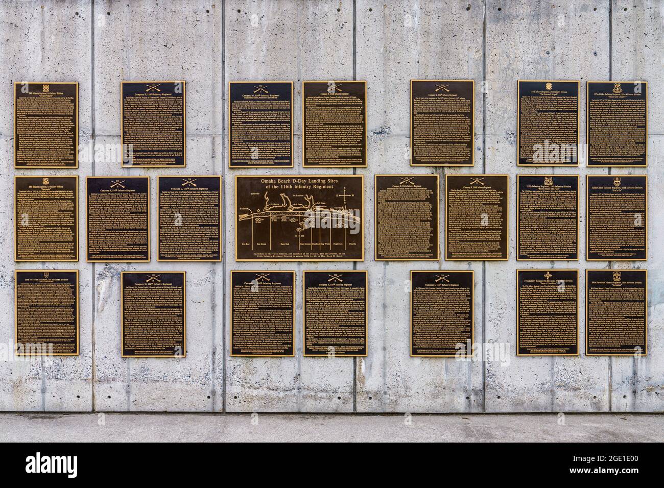 Plaketten zur Progression der Invasion an der Wand des Richard S. Reynolds Sr. Garden im National D-Day Memorial in Bedford, Virginia. Stockfoto