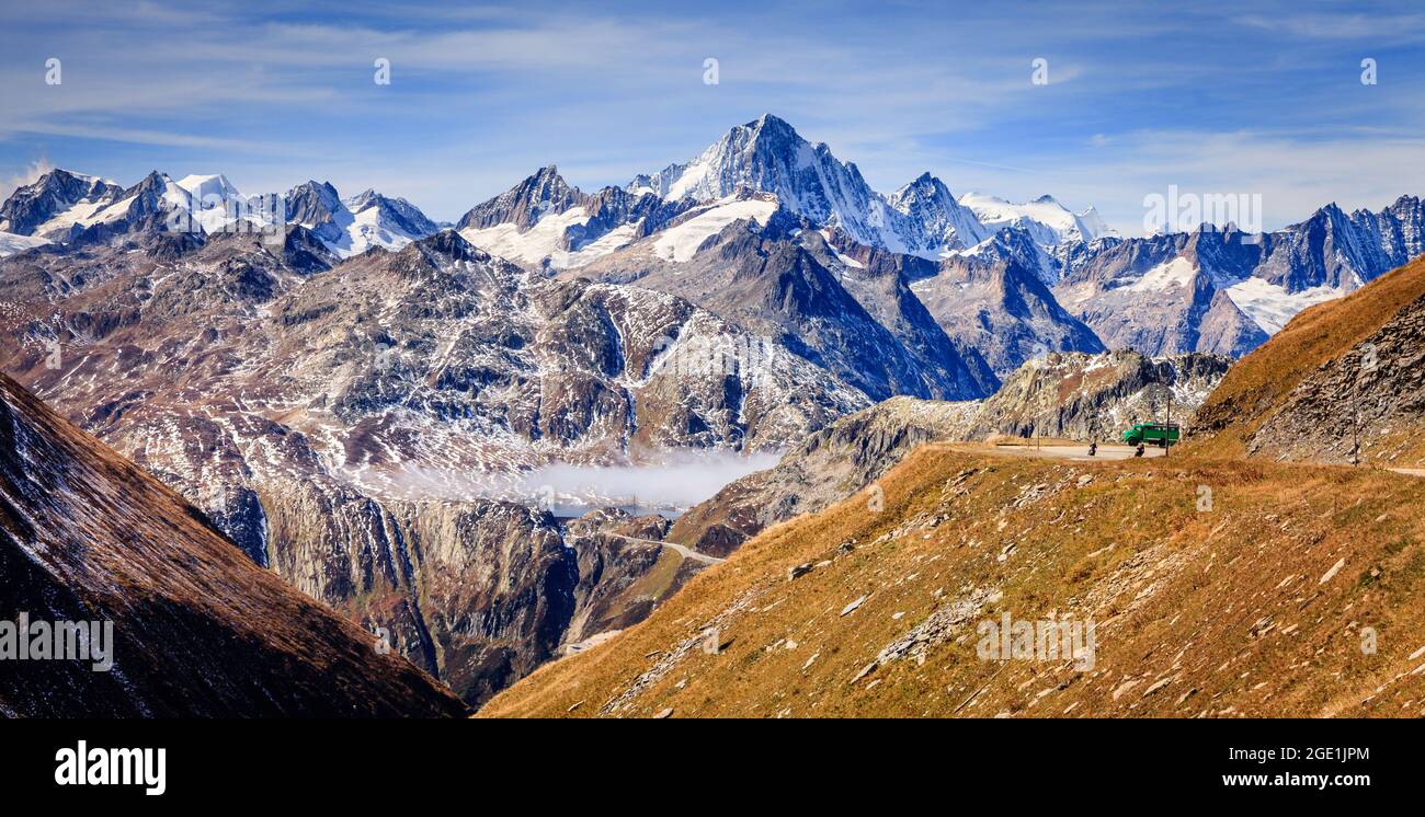 Panoramablick auf schneebedeckte Alpengipfel in der Schweiz Stockfoto