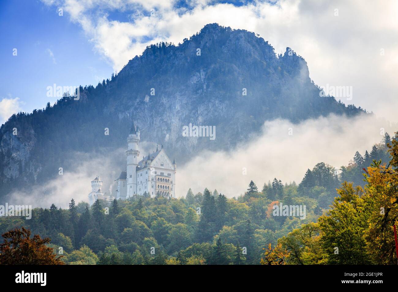 Panoramablick auf das Schloss Neuschwanstein im Morgennebel Stockfoto