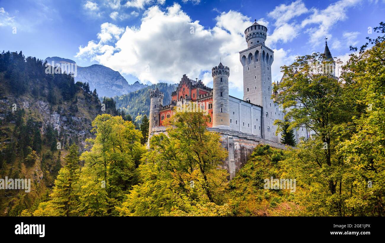 Blick auf das Schloss Neuschwanstein und die umliegenden Berge in Bayern Stockfoto