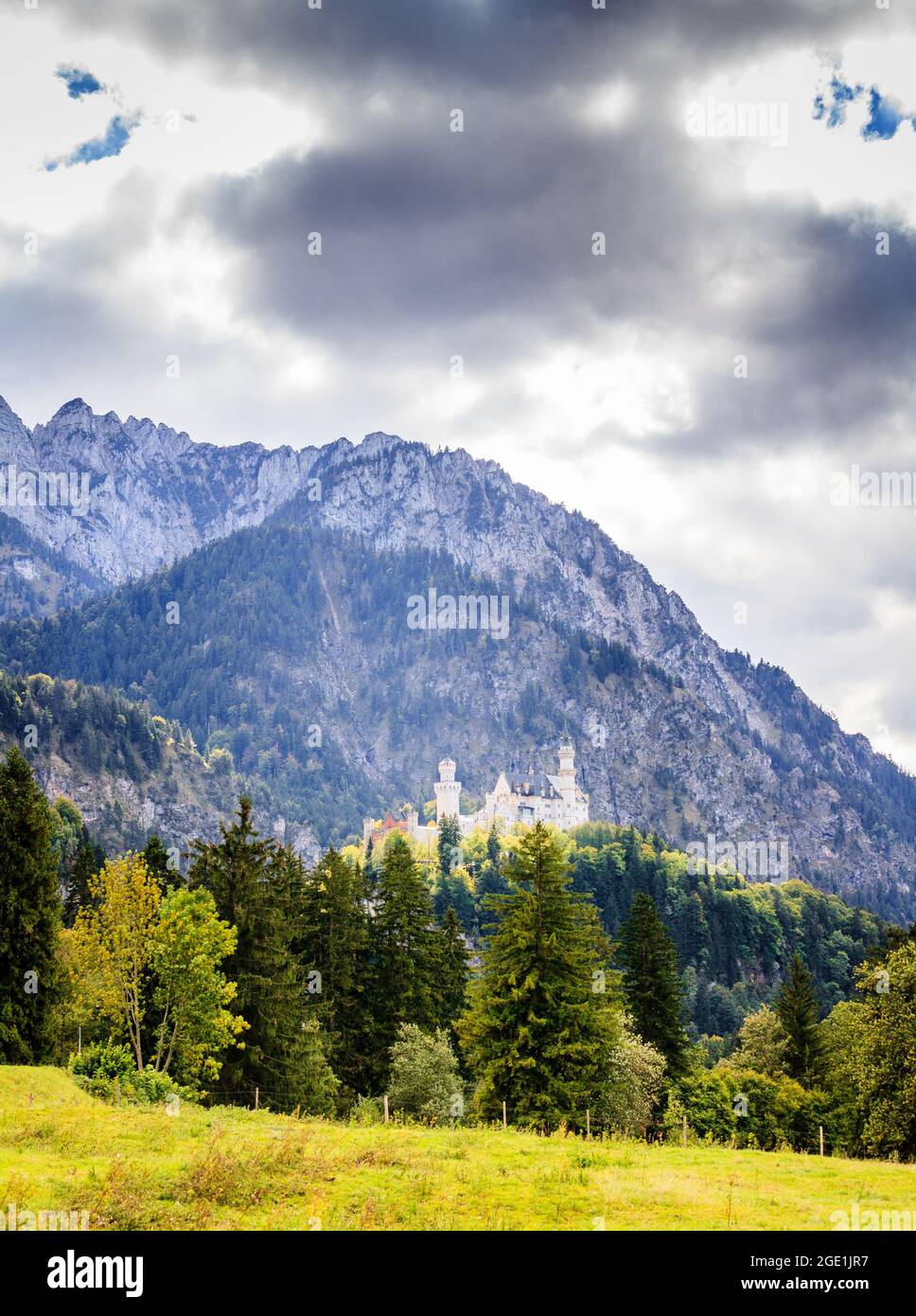 Blick auf das Schloss Neuschwanstein und die umliegenden Berge in Bayern Stockfoto