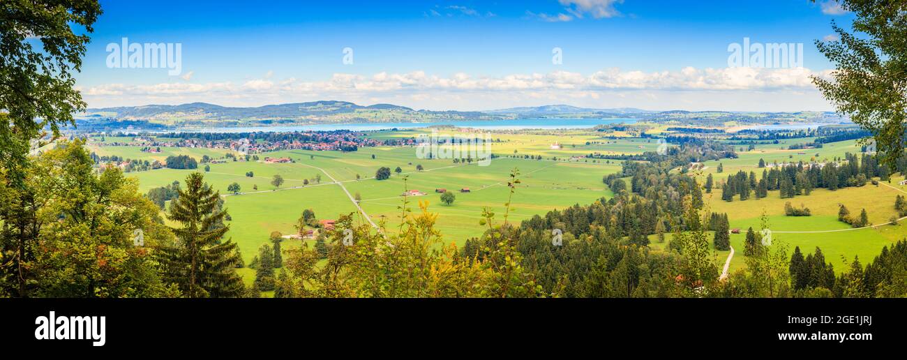 Panoramablick auf die Landschaft bei Schwangau in Bayern, Deutschland Stockfoto