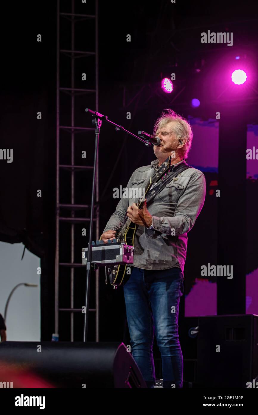 Edmonton, Kanada. August 2021. Tom Cochrane tritt mit Red Rider beim Edmonton Rock Fest im Rahmen der Together Again Outdoor Festival-Reihe auf dem Northlands Exhibition Grounds in Edmonton auf. Together Again YEG Festival ist eine Reihe von Konzerten im August und September in Edmonton. Kredit: SOPA Images Limited/Alamy Live Nachrichten Stockfoto