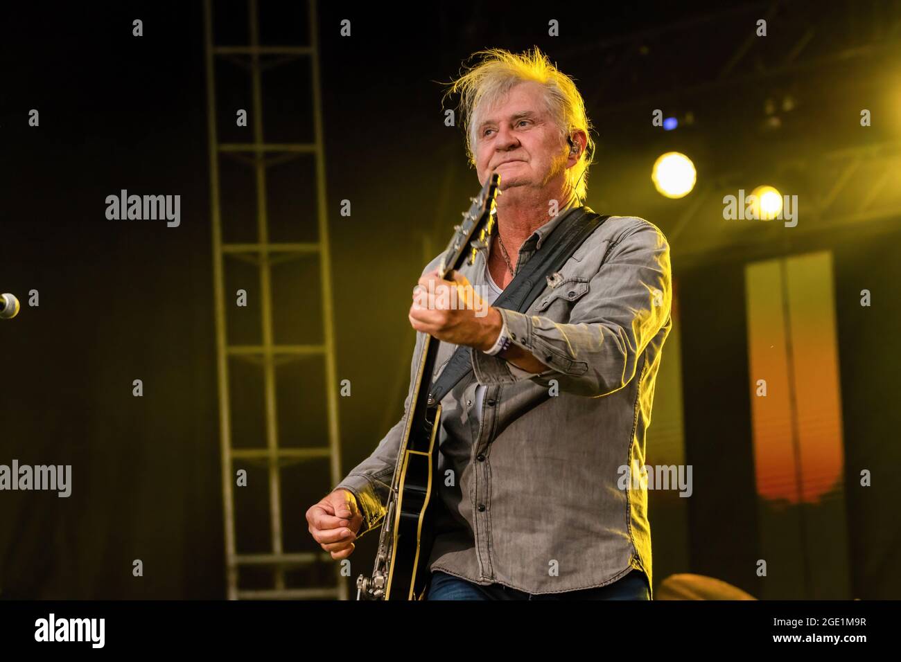 Edmonton, Kanada. August 2021. Tom Cochrane tritt mit Red Rider beim Edmonton Rock Fest im Rahmen der Together Again Outdoor Festival-Reihe auf dem Northlands Exhibition Grounds in Edmonton auf. Together Again YEG Festival ist eine Reihe von Konzerten im August und September in Edmonton. Kredit: SOPA Images Limited/Alamy Live Nachrichten Stockfoto