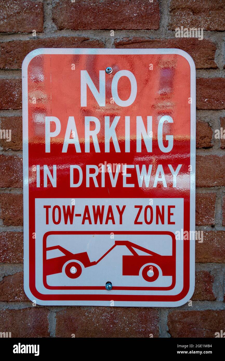 Rot weiße Wand Schild kein Parken in der Auffahrt Abschleppzone Symbol für das Abschleppen des Fahrzeugs Stockfoto