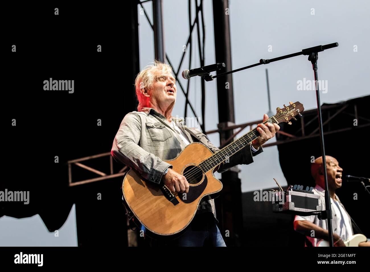 Edmonton, Kanada. August 2021. Tom Cochrane tritt mit Red Rider beim Edmonton Rock Fest im Rahmen der Together Again Outdoor Festival-Reihe auf dem Northlands Exhibition Grounds in Edmonton auf. Together Again YEG Festival ist eine Reihe von Konzerten im August und September in Edmonton. (Foto von Ron Palmer/SOPA Images/Sipa USA) Quelle: SIPA USA/Alamy Live News Stockfoto