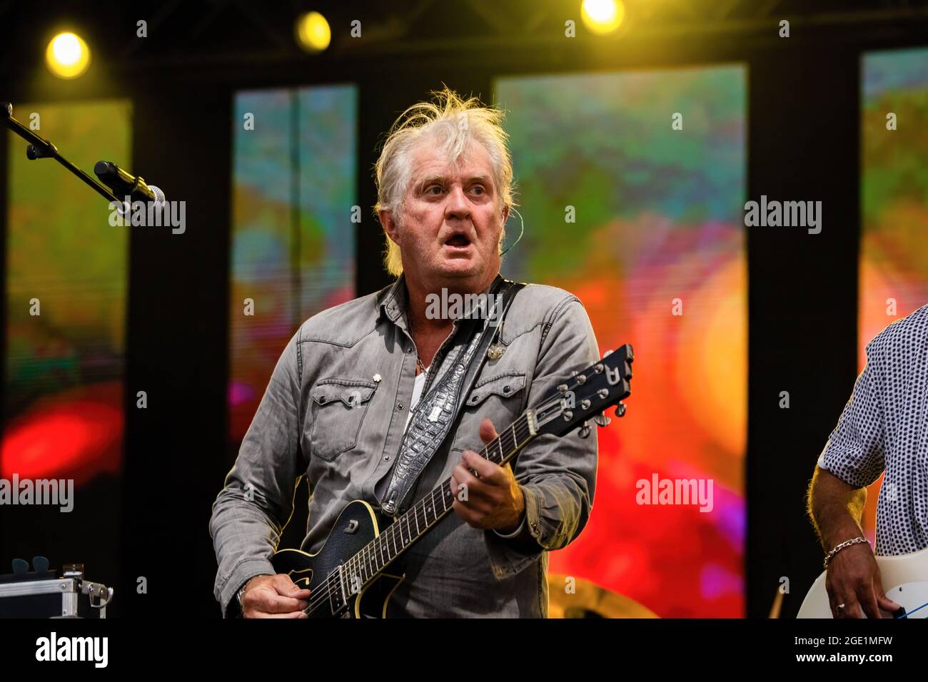 Edmonton, Kanada. August 2021. Tom Cochrane tritt mit Red Rider beim Edmonton Rock Fest im Rahmen der Together Again Outdoor Festival-Reihe auf dem Northlands Exhibition Grounds in Edmonton auf. Together Again YEG Festival ist eine Reihe von Konzerten im August und September in Edmonton. (Foto von Ron Palmer/SOPA Images/Sipa USA) Quelle: SIPA USA/Alamy Live News Stockfoto