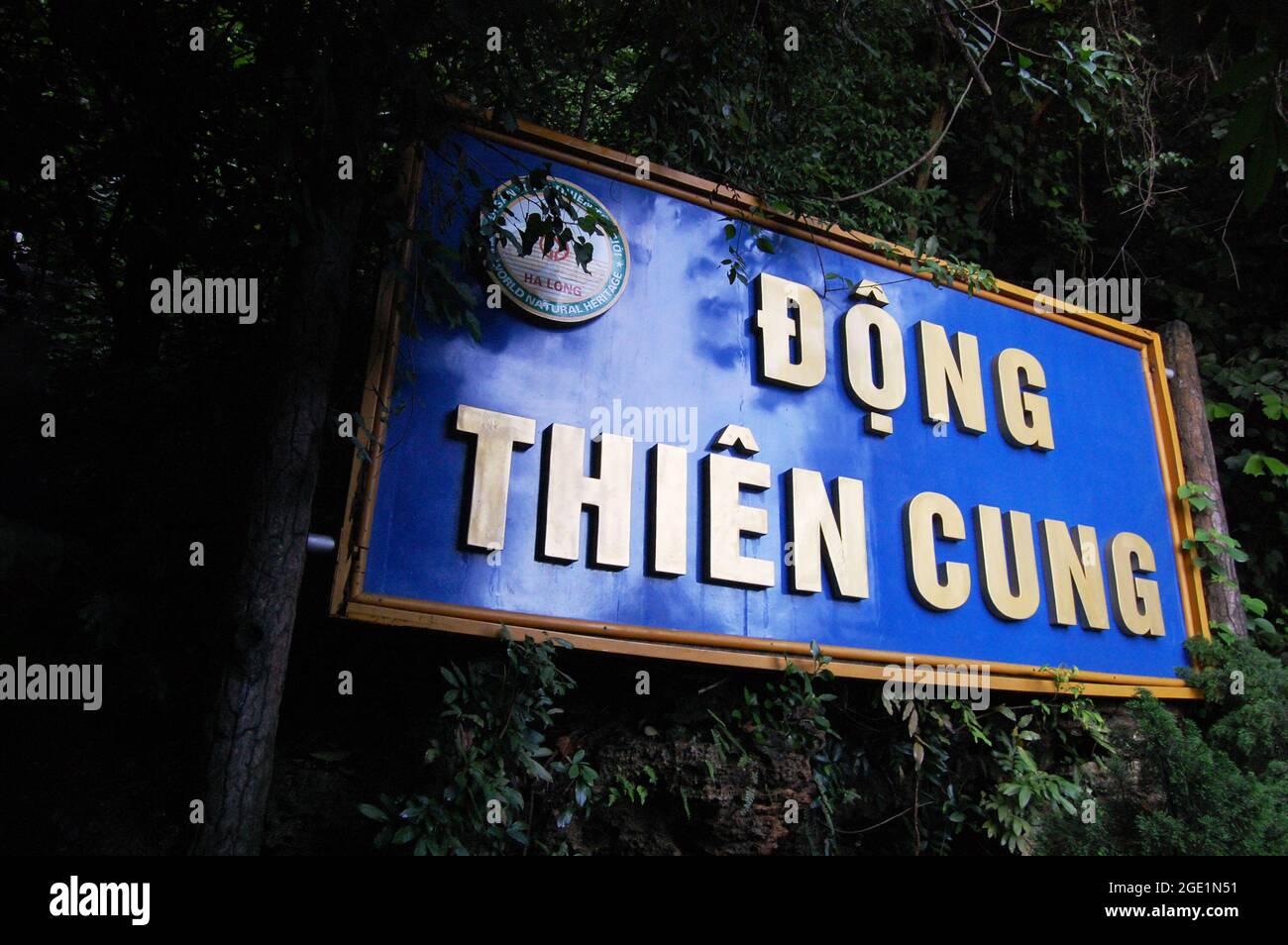 Stone Tag Label Informationen von Thien Cung himmlischen Palast Höhle ist die schönste primitive und längste trockene Höhle in asien von Dau Go Höhle in Halong o Stockfoto