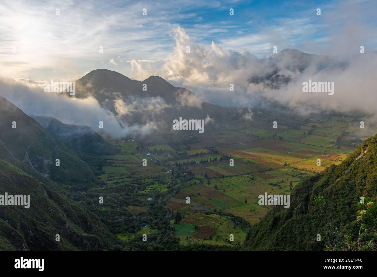 Pululahua Vulkankrater mit einheimischen landwirtschaftlichen Feldern, Quito, Ecuador. Stockfoto