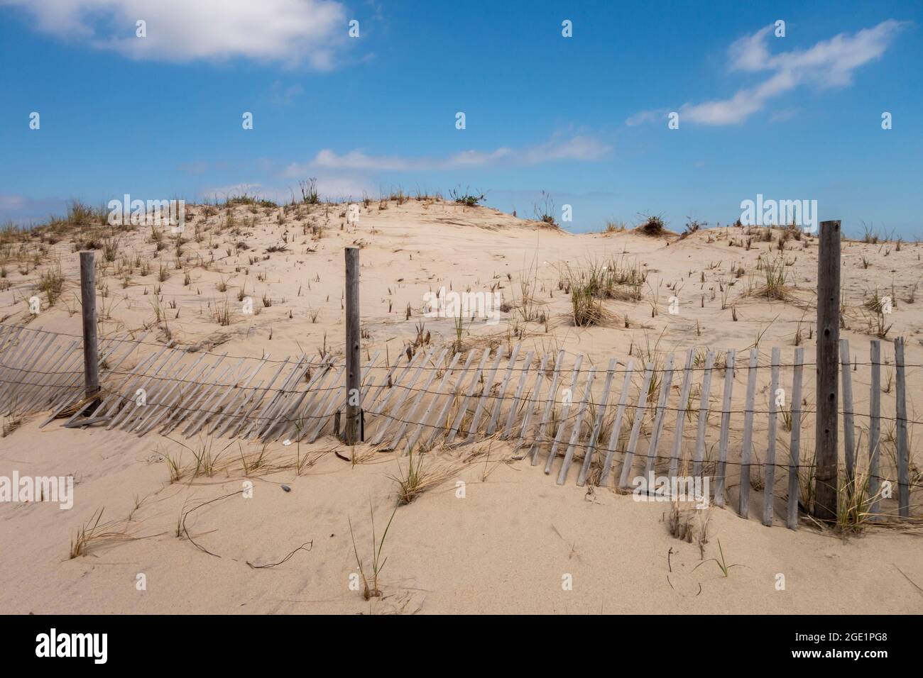 Zaun am Strand mit grasbewachsenen Sanddünen Stockfoto