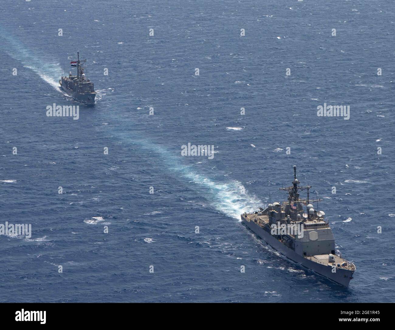 210814-N-WQ732-3081 ROTES MEER (14. August 2021) – die ägyptische Navy Frigate ENS Taba (916) durchsetzt in Formation den Lenkraketen-Kreuzer USS Monterey (CG 61) im Roten Meer, 14. August. Monterey wird in den Einsatzbereich der 5. US-Flotte eingesetzt, um Marineinteraktionen zu unterstützen, um die maritime Stabilität und Sicherheit in der Zentralregion zu gewährleisten und das Mittelmeer und den Pazifik durch den westlichen Indischen Ozean und drei strategische Engpässe zu verbinden. (USA Navy Foto von Mass Communication Specialist Seaman Chelsea Palmer) Stockfoto