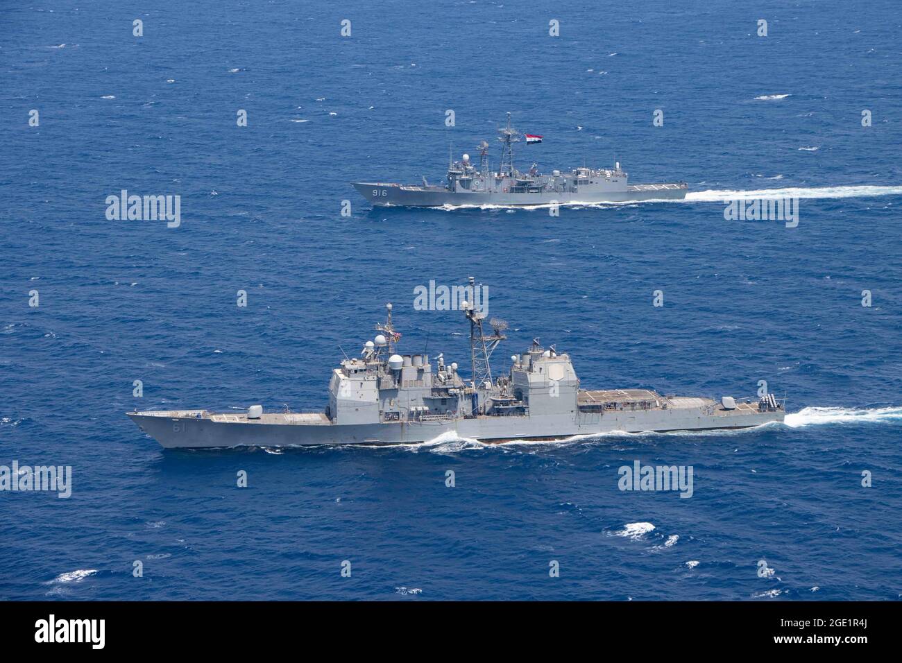 210814-N-WQ732-3412 ROTES MEER (14. August 2021) – Gewehrraketen-Kreuzer USS Monterey (CG 61), vorne, Durchfahrten in Formation mit der ägyptischen Navy Frigate ENS Taba (916) im Roten Meer, 14. August. Monterey wird in den Einsatzbereich der 5. US-Flotte eingesetzt, um Marineinteraktionen zu unterstützen, um die maritime Stabilität und Sicherheit in der Zentralregion zu gewährleisten und das Mittelmeer und den Pazifik durch den westlichen Indischen Ozean und drei strategische Engpässe zu verbinden. (USA Navy Foto von Mass Communication Specialist Seaman Chelsea Palmer) Stockfoto