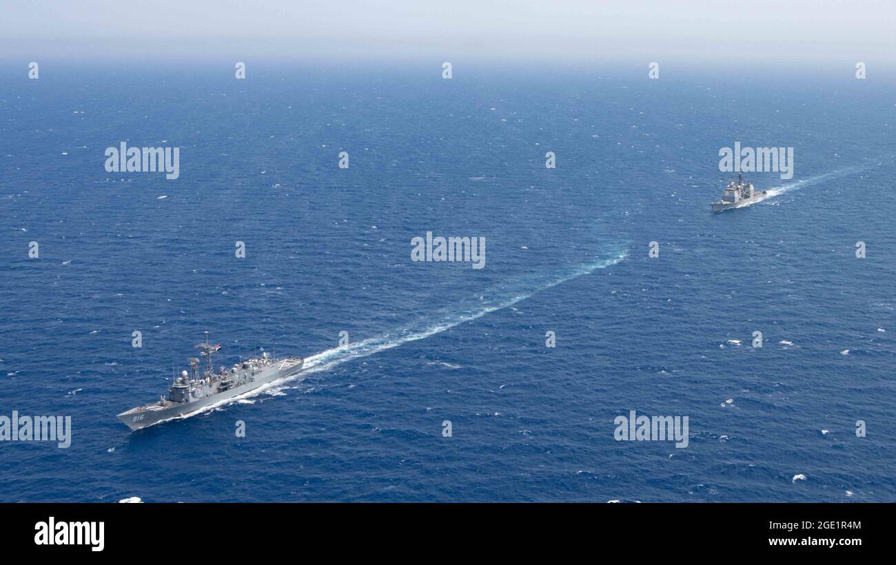 210814-N-WQ732-3478 ROTES MEER (14. August 2021) – der Raketenkreuzer USS Monterey (CG 61) durchsetzt sich in Formation hinter der ägyptischen Navy Frigate ENS Taba (916) im Roten Meer, 14. August. Monterey wird in den Einsatzbereich der 5. US-Flotte eingesetzt, um Marineinteraktionen zu unterstützen, um die maritime Stabilität und Sicherheit in der Zentralregion zu gewährleisten und das Mittelmeer und den Pazifik durch den westlichen Indischen Ozean und drei strategische Engpässe zu verbinden. (USA Navy Foto von Mass Communication Specialist Seaman Chelsea Palmer) Stockfoto