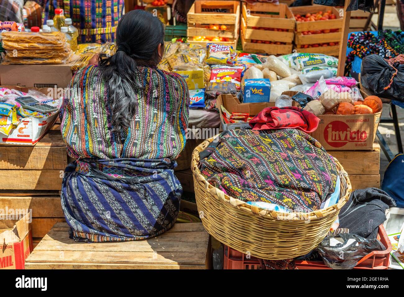 Die guatemaltekische indigene Maya-Frau mit traditioneller Kleidung, die auf dem lokalen Markt von Solola in der Nähe von Panajachel und Atitlan Lake, Solola, Guatemala, Waren verkauft. Stockfoto