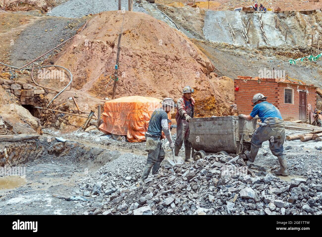 Bolivianische Bergarbeiter der Silbermine Potosi bei der Arbeit unter rauen Bedingungen, Bolivien. Stockfoto
