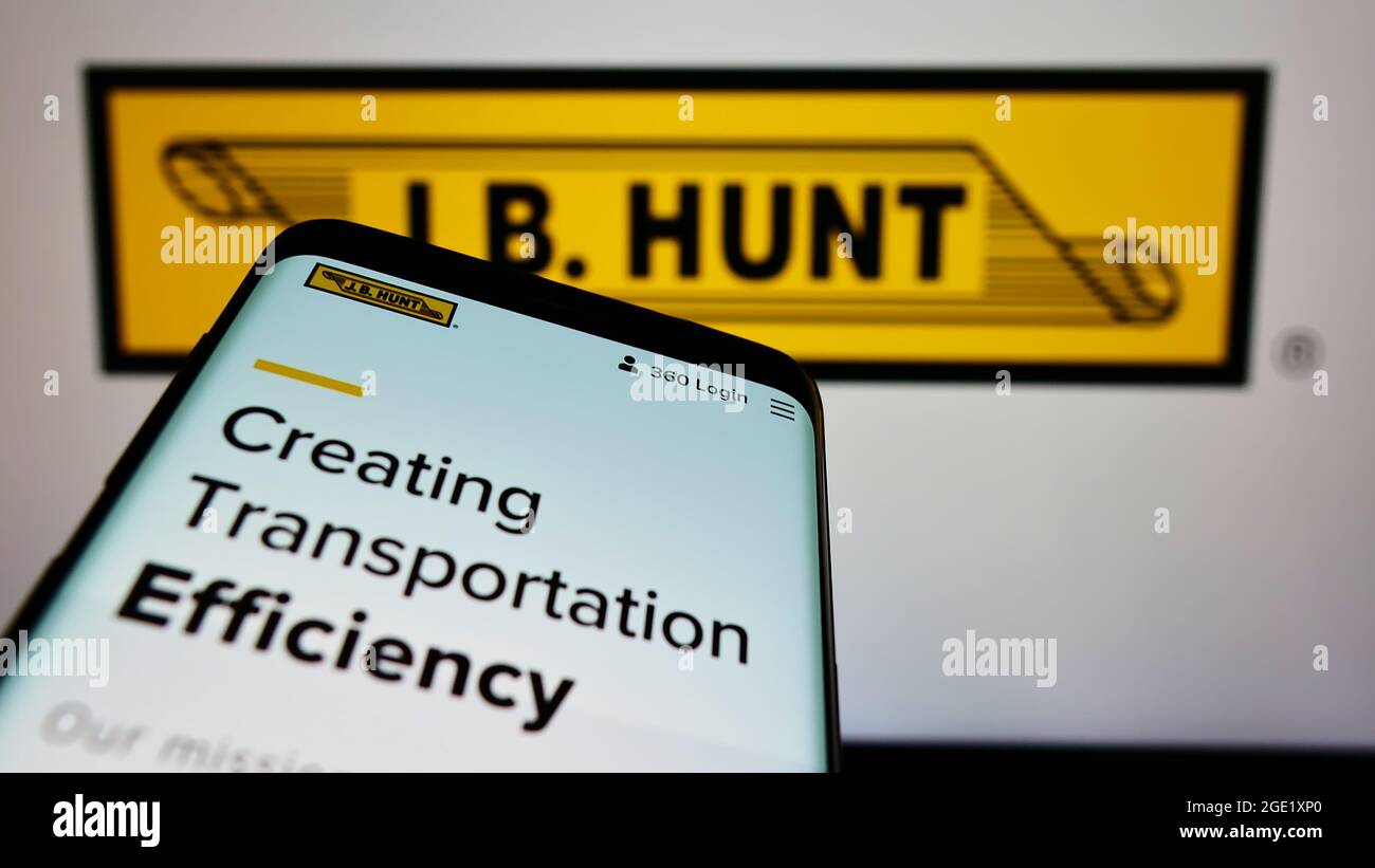 Smartphone mit Website des Logistikunternehmens J.B. Hunt Transport Services Inc. Auf dem Bildschirm vor dem Logo. Konzentrieren Sie sich auf die obere linke Seite des Telefondisplays. Stockfoto