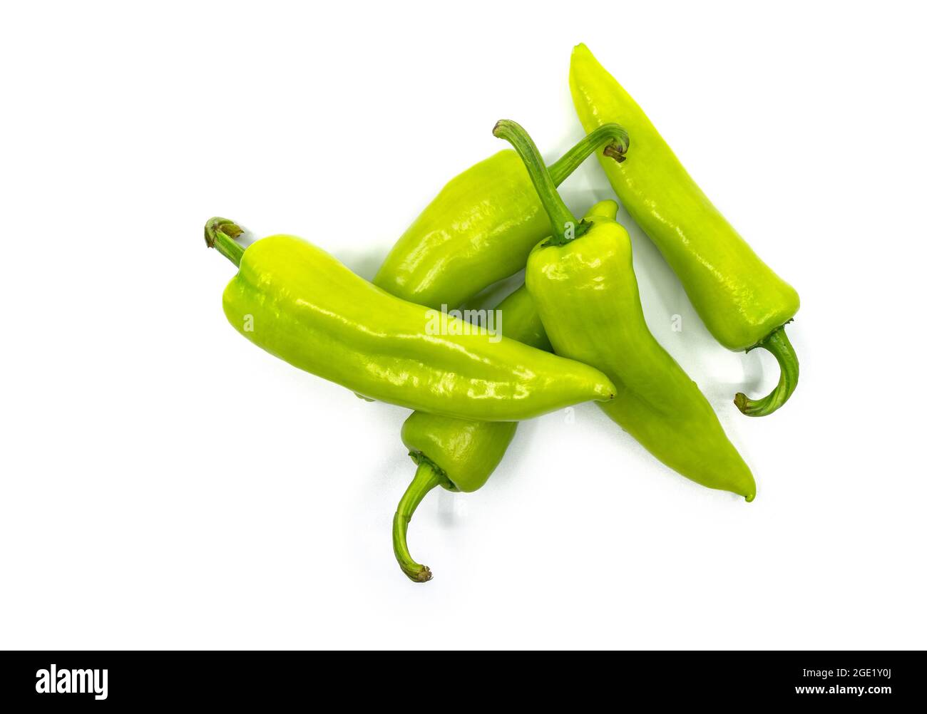 Flaches Lay von kleinen Haufen frische süße grüne Paprika oder Bananenschoten, das isolierte Bild auf weißem Hintergrund. Stockfoto