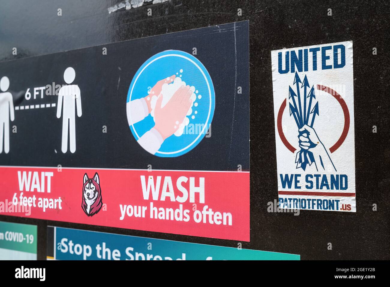 Bloomsburg, Usa. August 2021. Während der Einzugswoche für das Herbstsemester 2021 ist auf dem Campus der Bloomsburg University ein Aufkleber der weißen, immigrantenfeindlichen, antisemitischen Gruppe Patriot Front zu sehen. Die Bloomsburg University hat kurz vor dem Herbstsemester ein Mandat zur Maskierung von Innenräumen eingerichtet. In allen Campus-Gebäuden sind Masken erforderlich. Kredit: SOPA Images Limited/Alamy Live Nachrichten Stockfoto
