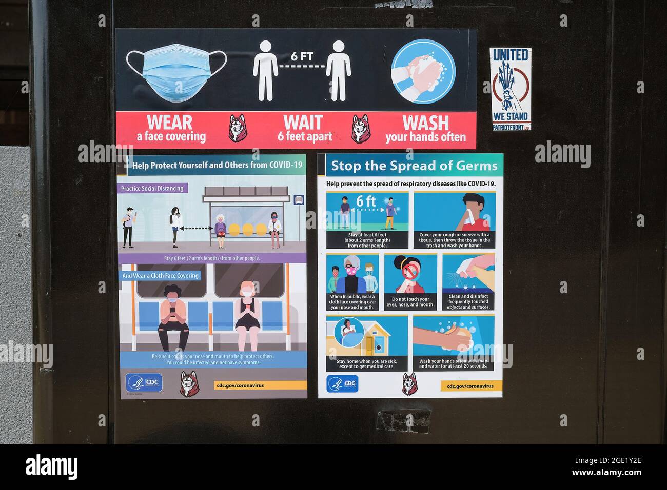 Bloomsburg, Usa. August 2021. Ein Schild auf dem Campus der Bloomsburg University erinnert die Menschen daran, eine Gesichtsbedeckung zu tragen, soziale Distanzierungen zu üben und sich häufig die Hände zu waschen, um die Ausbreitung von COVID-19 zu verhindern. Die Bloomsburg University hat kurz vor dem Herbstsemester ein Mandat zur Maskierung von Innenräumen eingerichtet. In allen Campus-Gebäuden sind Masken erforderlich. Kredit: SOPA Images Limited/Alamy Live Nachrichten Stockfoto