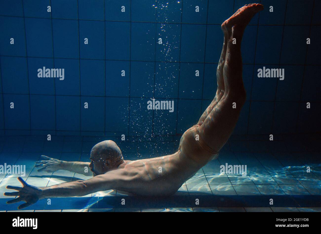 Sportler unter Wasser im Schwimmbad Stockfoto