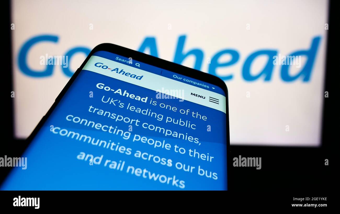 Mobiltelefon mit Website des britischen Transportunternehmens The Go-Ahead Group plc auf dem Bildschirm vor dem Logo. Konzentrieren Sie sich auf die obere linke Seite des Telefondisplays. Stockfoto