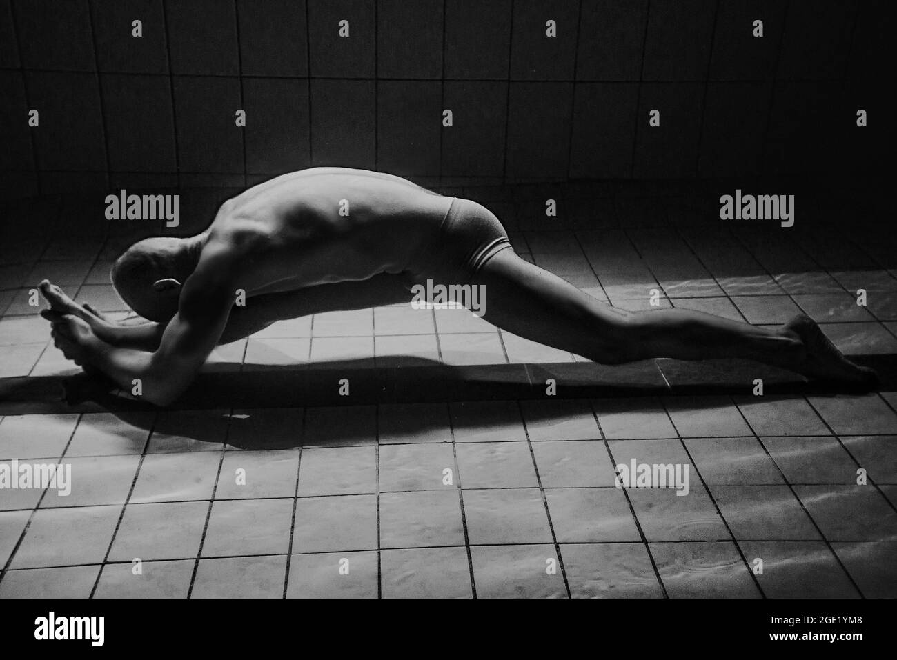 Sportler unter Wasser im Schwimmbad Stockfoto