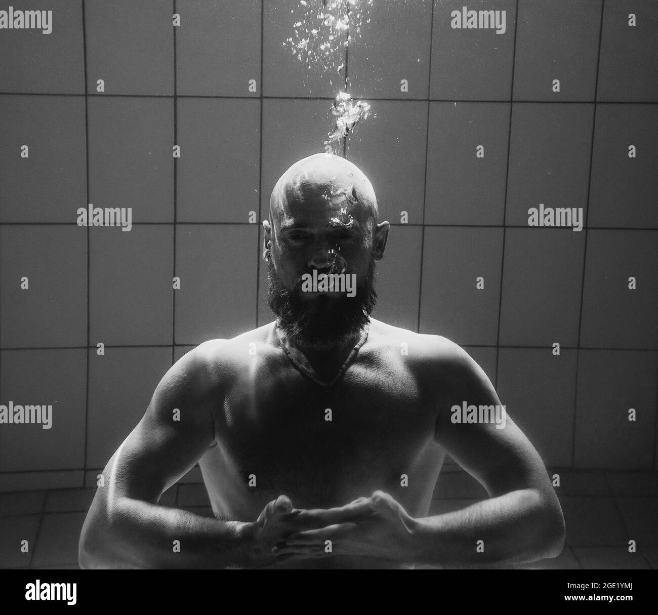 Sportler unter Wasser im Schwimmbad Stockfoto