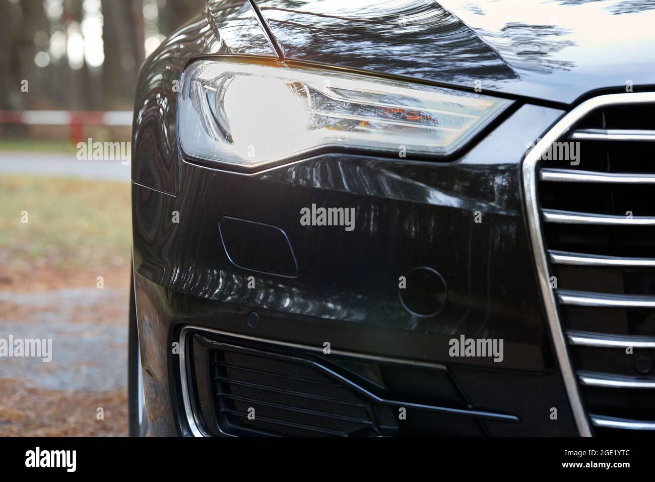 GRODNO, WEISSRUSSLAND - DEZEMBER 2019: Audi A6 4G C7 Luxury Schwarz Autoteile vorne rechts Xenon-Leuchtscheinwerfer und Nebelscheinwerfer mit Stoßfänger-Kühlergrill Stockfoto