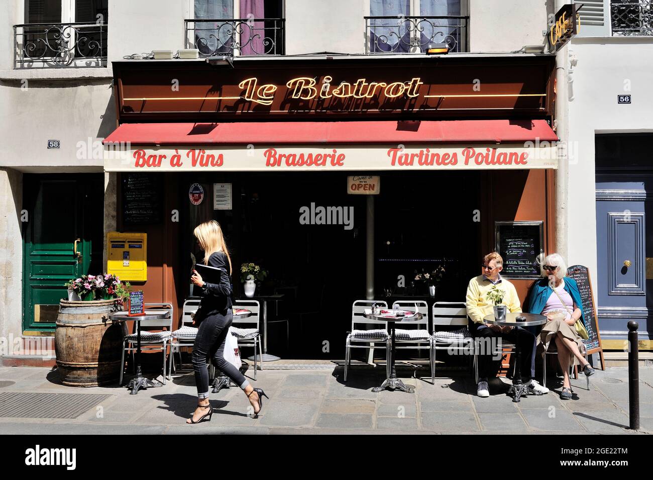 FRANKREICH, PARIS (75) 7. ARRONDISSEMENT, RESTAURANT CAFÉ IN DER RUE SAINT DOMINIQUE Stockfoto