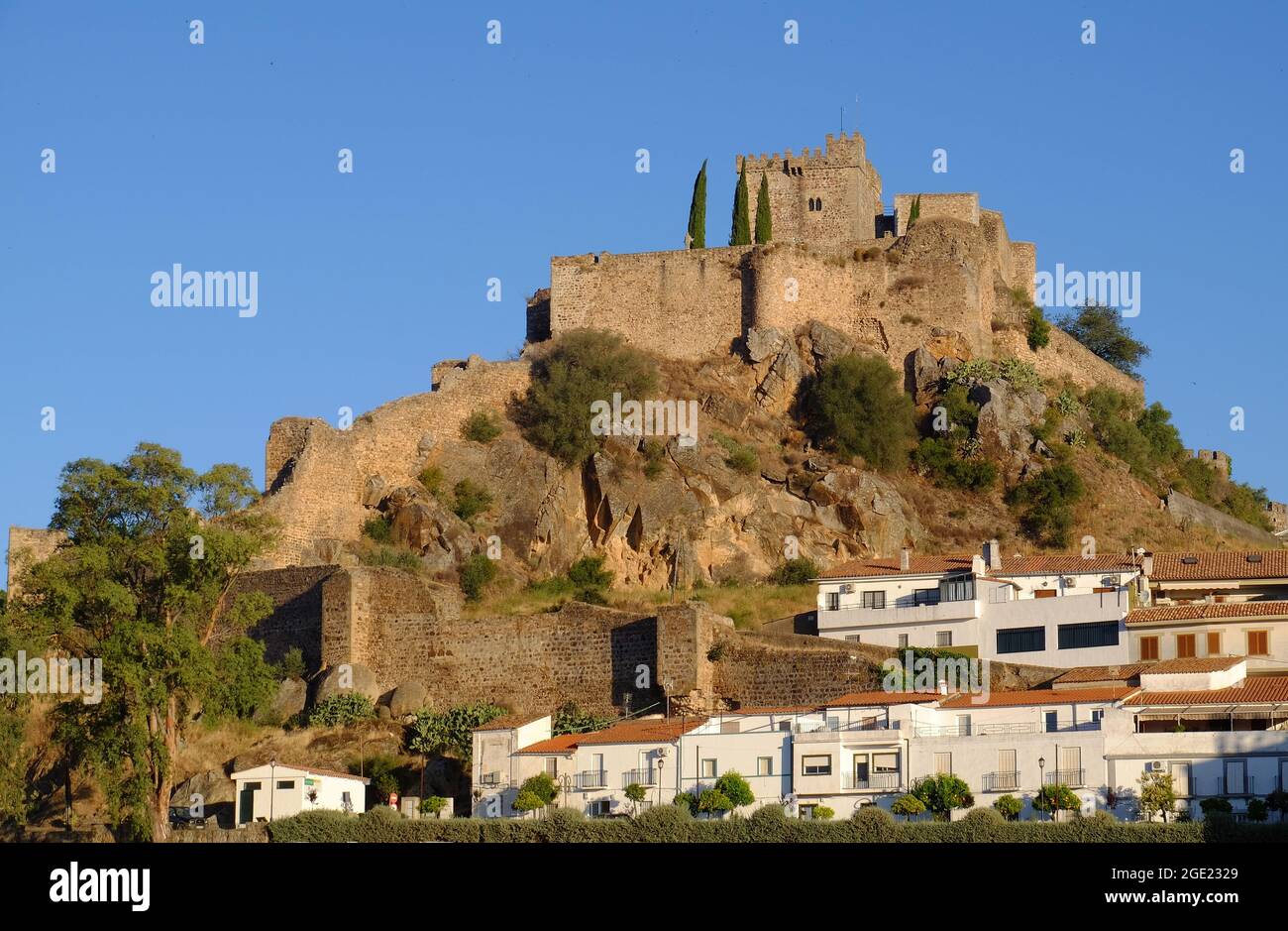Burg Alburquerque kurz nach Sonnenaufgang in Alburquerque, Badajoz, Spanien Stockfoto