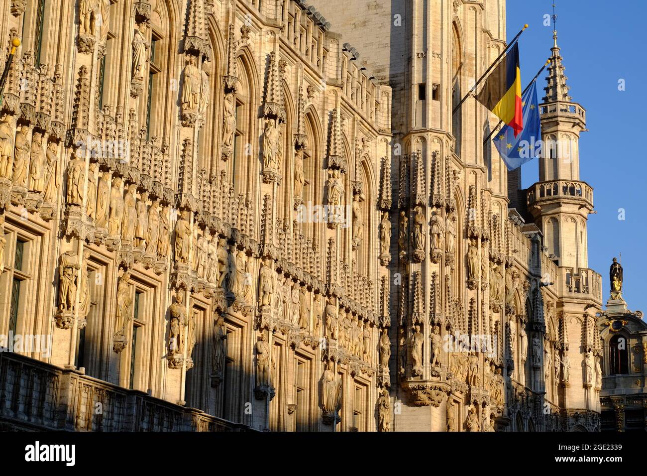 Kunstvolle Fassade aus Statuen auf dem Rathaus kurz nach Sonnenaufgang auf dem Grand Place, Brüssel, Belgien Stockfoto
