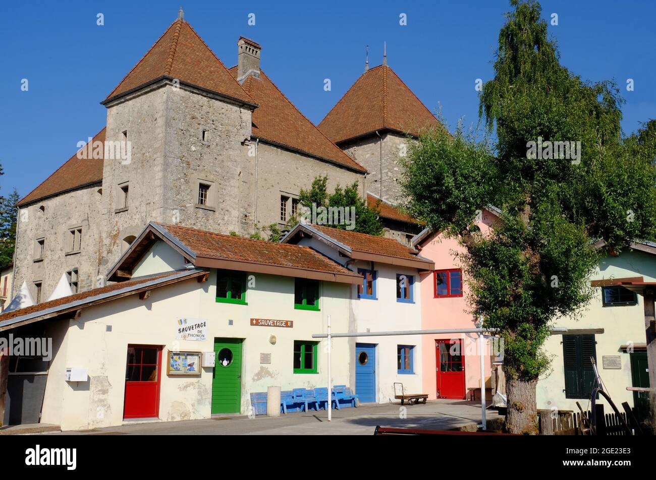 Chateau de Rives und farbenfrohe Gebäude am Kai von Thonon les Bains am Genfer See in Frankreich Stockfoto