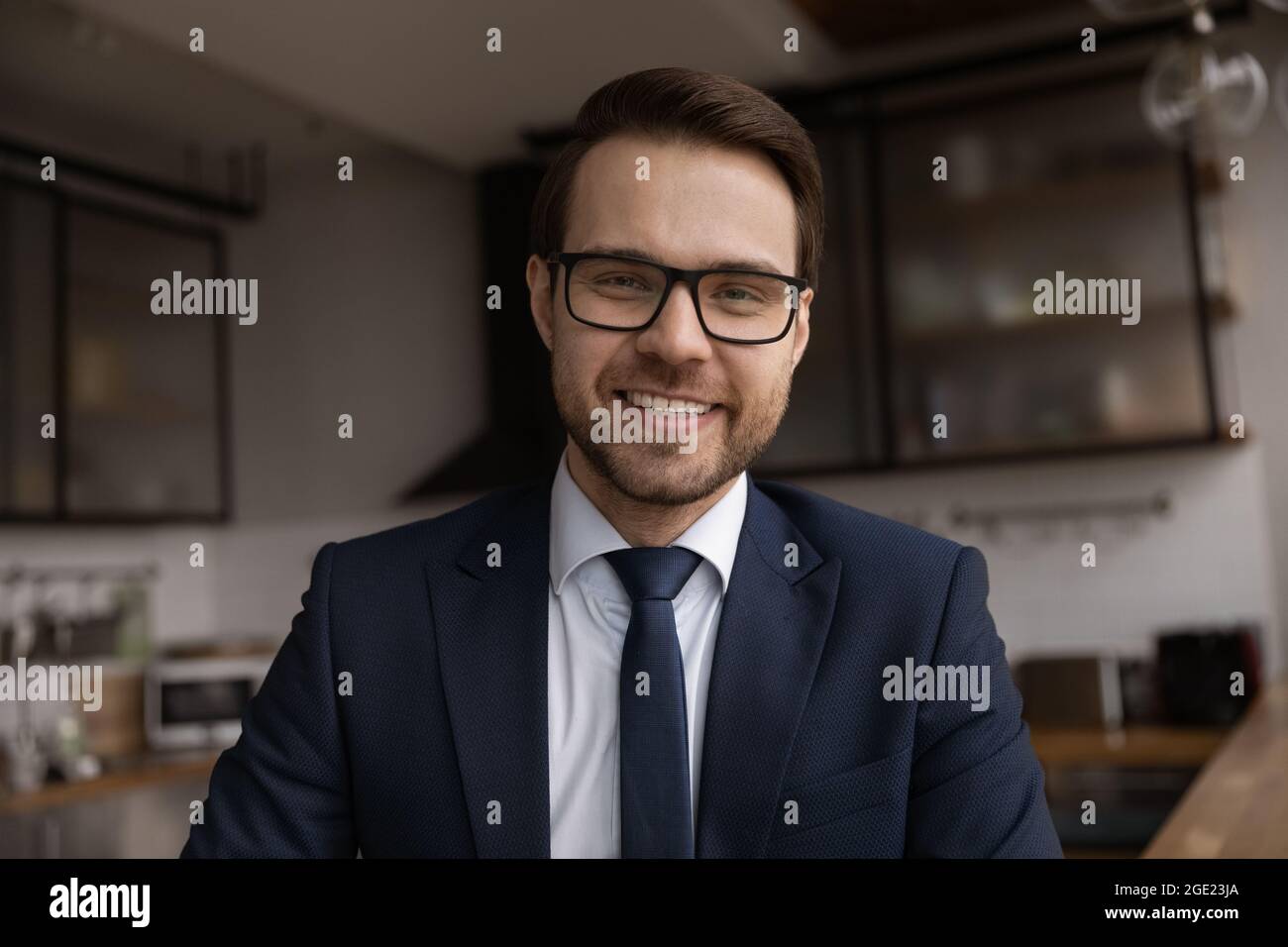 Headshot zuversichtlich 30er Geschäftsmann in Anzug Lächeln Blick auf die Kamera Stockfoto