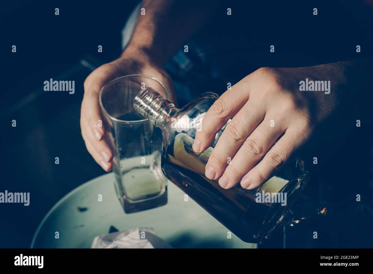 Betrunkener Mann auf dem Sofa. Alkoholismus, Alkoholabhängigkeit, Drogenabhängigkeit Stockfoto