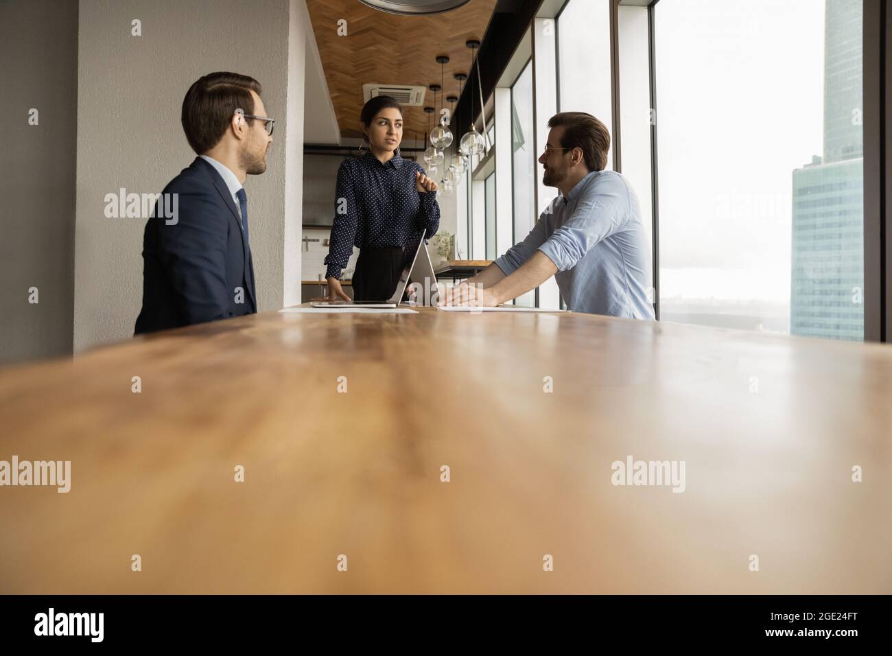 Multiethnische Kollegen, die in einem modernen Büro-Sitzungssaal Brainstorming durchführen Stockfoto