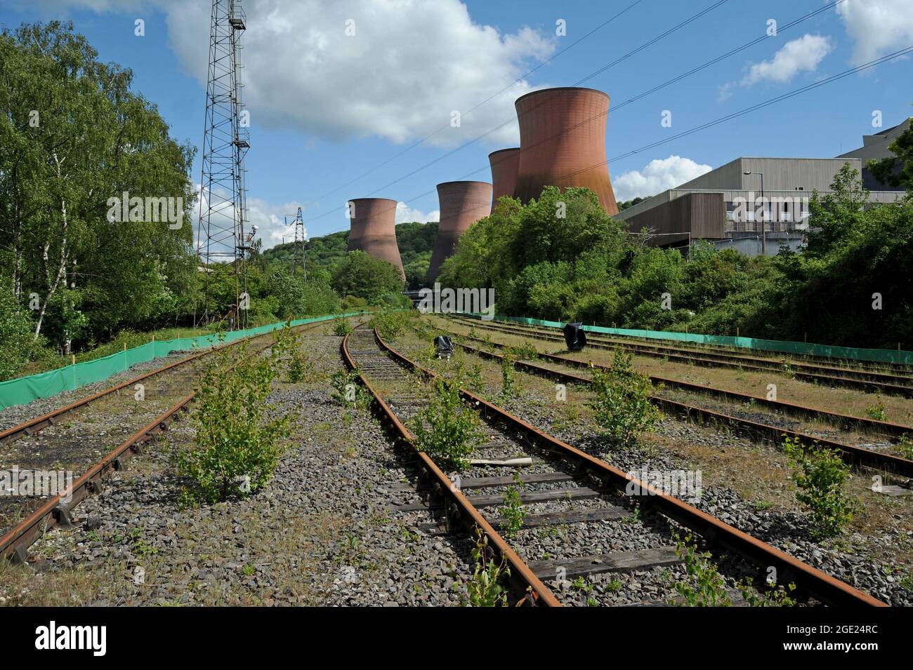 Stillgelegte Umschlaggleise für Kohlezüge im redundanten ehemaligen Ironbridge Power Station, Shropshire, Großbritannien Stockfoto