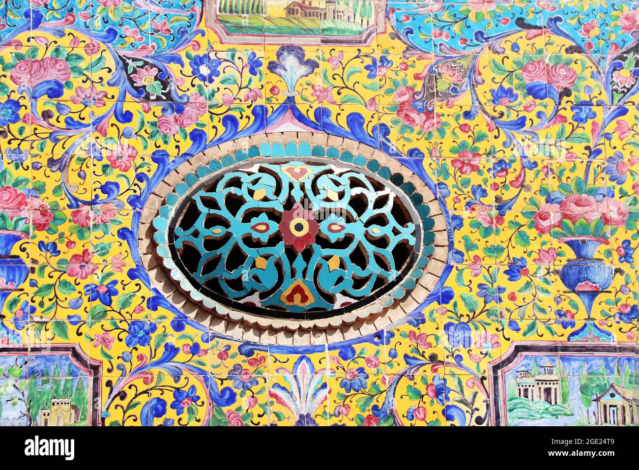 Dekoratives volumetrisches Keramikelement an der Fassade des Golestan-Palastes (Marmorpalast, Rosenpalast), des königlichen Qajar-Komplexes in Teheran, Iran. UNESCO-Welt Stockfoto